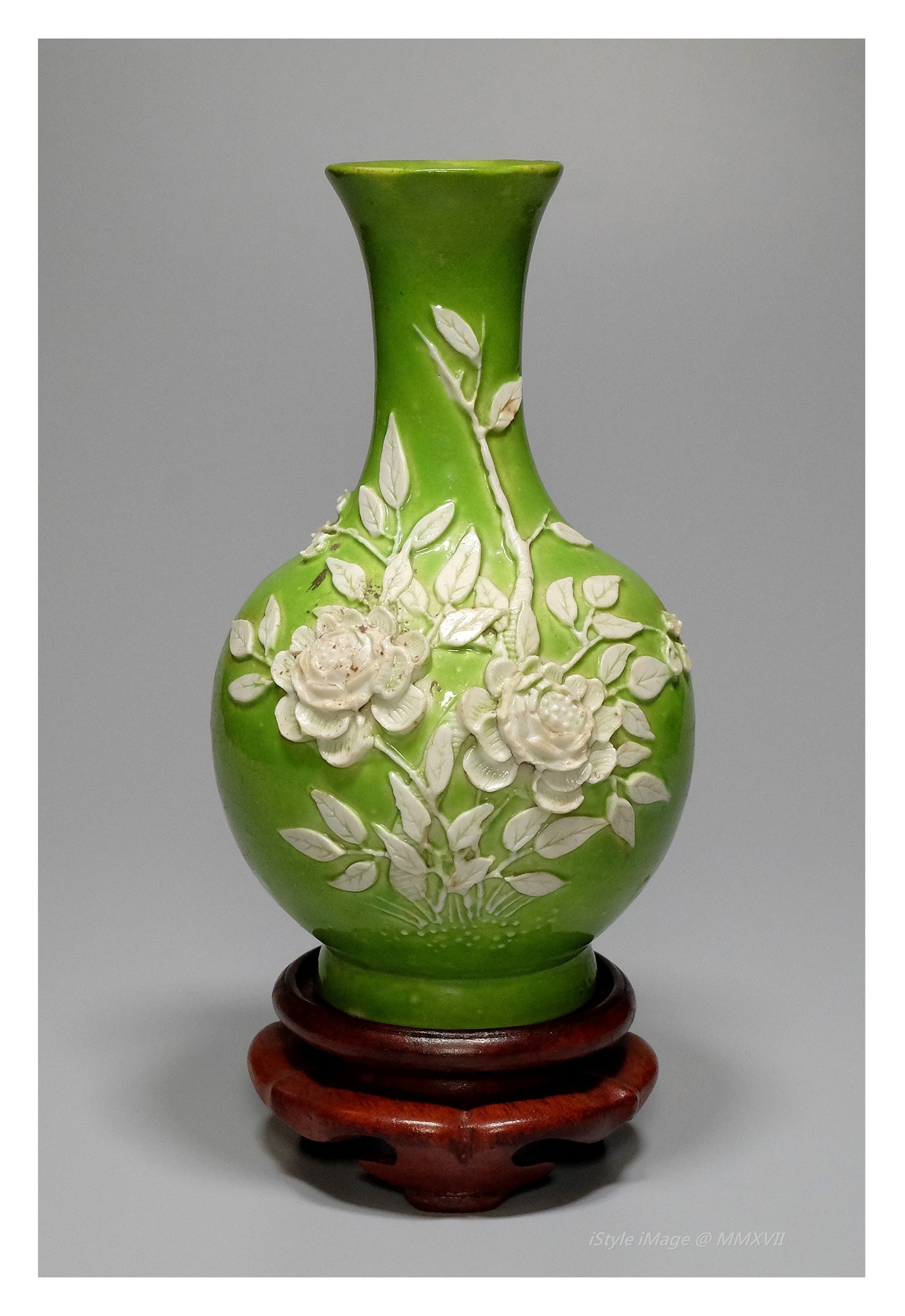 <br><h4>Lot 17 : A beautiful famille-rose bright green-glazed ground vase  (Guangxu Qing period )</h4>
					A beautiful famille-rose bright green-glazed ground vase, the compressed globular body rising from a short foot to a tall waisted neck, slip-decorated on the exterior with peony branches in soft white.
					<br>Measurements (H) high 13 CM, (W)width 7.5 CM<br><br><br>美麗的綠地白牡丹粉彩花瓶  ( 清光緒時期 )<br>一個美麗的粉彩花瓶，球狀的瓶身從短腳上升到一個高腰的頸部與外翻邊緣，鮮豔的綠色地在外部裝飾上柔和的白牡丹。<br>尺寸(H)高 13 厘米,  (W)濶7.5 厘米