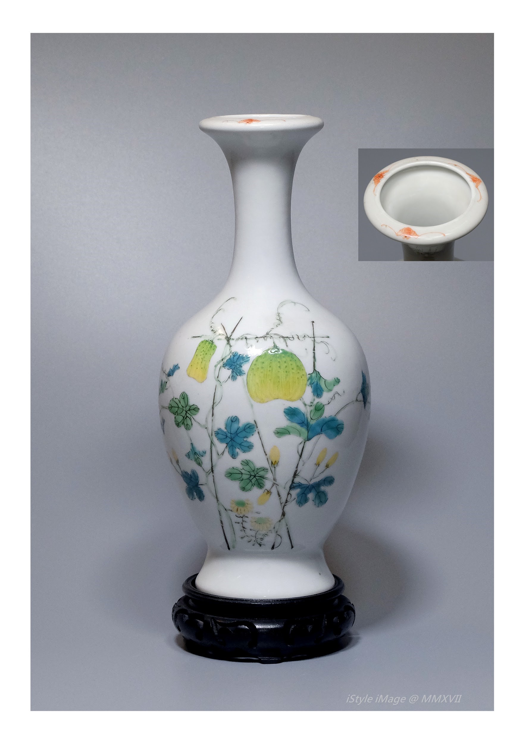 <br><h4>Lot 4 : An exquisite elegance and finely potted body of elegant ovoid form famille-rose vase (with Qianlong marks but early Republic )</h4>
					A finely potted body of elegant ovoid form, supported on a splayed foot, painted with yellowish-green melons and floral bloom borne on a leafy branch, the everted rim painted in coral colour with three bats (Fu, means good fortune).  The base glazed inscribed with four character [Qianlong Nián zhì].
					<br>Measurements (H) high 25.50 CM,  (W)width 10.40 CM<br><br><br>精緻優雅的卵形粉彩花瓶 [乾隆年製]款，但屬民國早期<br>一個精細優雅的卵形瓶身，支撐在一圈微斜的腳上，黃綠色的瓜和花朵綻放在一個枝繁葉茂的分支上，外翻的邊緣上有三隻珊瑚色的蝙蝠（福，意味著好運）。  底款[乾隆年製]<br>尺寸(H)高 25.5 厘米,  (W)濶10.4 厘米