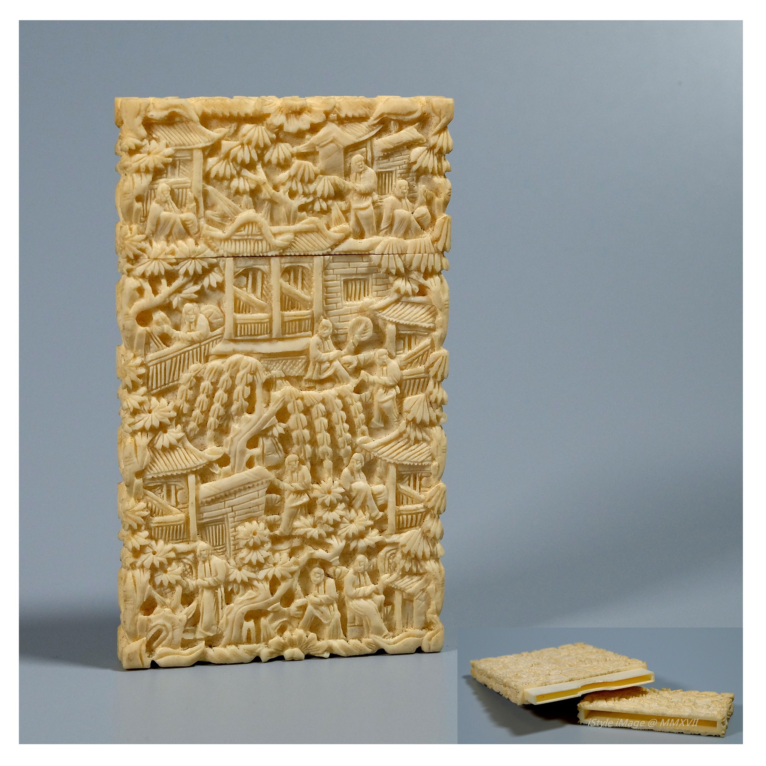 <br><h4>Lot 49 : An impressive and fine carved ivory plaque box ( early Republic to HongXian period )</h4>
					This attractive and unforgettable ivory plaque box carved on all the sides with a wondrous scene in varying levels of relief with a continuous mountainous setting, amidst a dense profusion of pine trees, and houses along riverbank.   
					<br>Measurements (H) high 9.5 CM, (T) thick 1 CM, (w)width 5.5CM<br><br><br>一件令人印象深刻和精細雕工的象牙匾盒 ( 民國早期至洪憲時期 )<br>這個非常有吸引力的象牙匾盒，雕工精細，整個匾盒雕刻有一個令人印象深刻的美妙景觀，連續的山，密集豐盛的松樹和沿河岸的房子，細緻程度，一見難忘。<br>尺寸(H)高 9.5 厘米, (T)深1 厘米 , (W)濶5.5 厘米