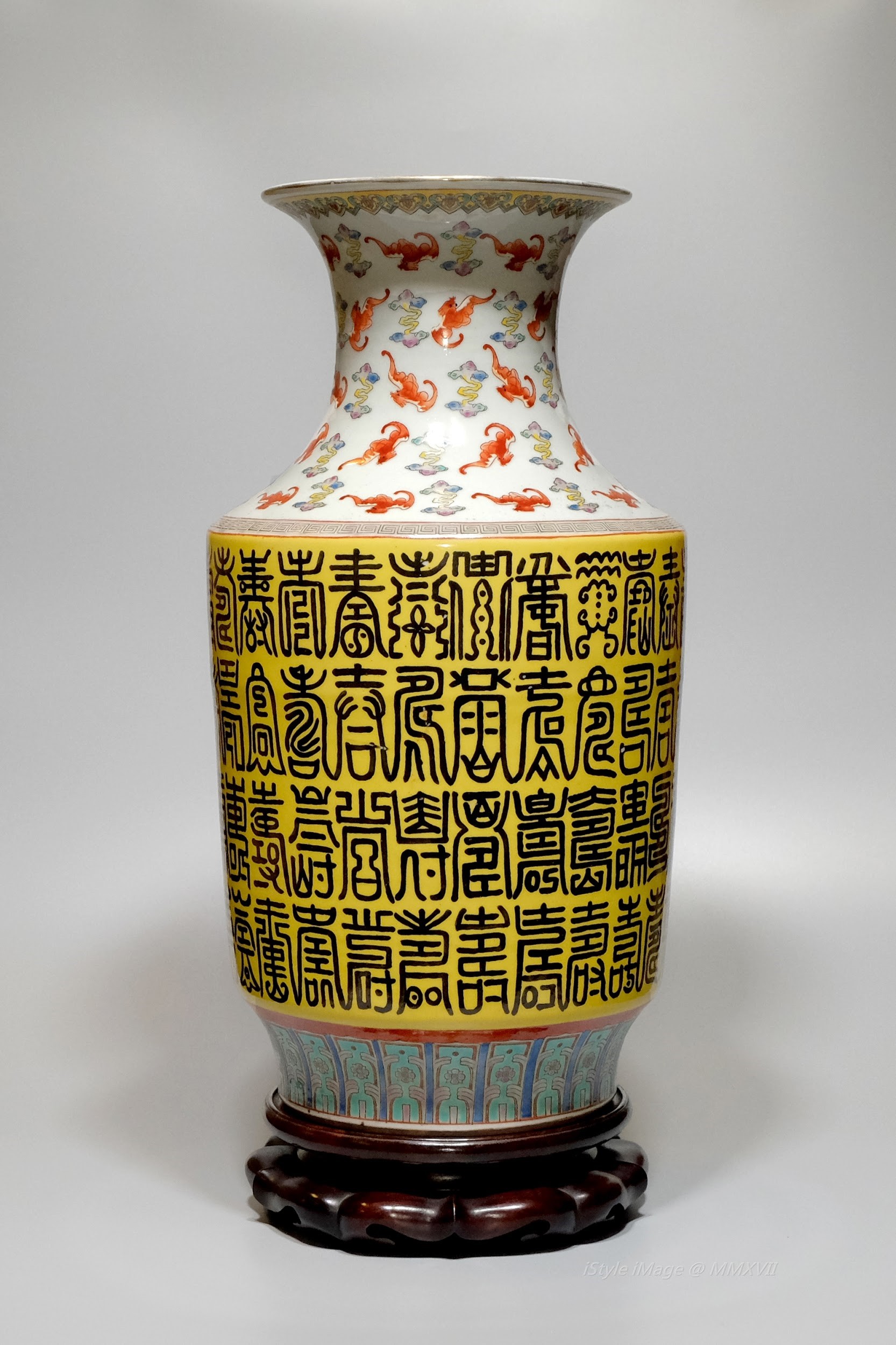 <br><h4>Lot 1 : A fine large famille-rose tall vase  (50's last century )</h4>
							A fine large famille-rose tall cylindrical form, gently sloping at the shoulder, the elegant curved neck rising to a splayed mouth, brilliantly enameled with flying bats (fu, means good fortune) and characters of Shou (longevity) written in different scripts and auspicious interpretations. 
							<br>The base glazed inscribed with four character [Fúróng tangzhi] (Hibiscus hall make).
							<br>Measurements (H) high 41.5 CM, (T) thick 16.5 CM, (W)width 22 CM<br><br><br>粉彩福壽瓶 ( 上世紀五十年代 )<br>典雅彎曲的脖子上升到瓶囗，肩膀輕輕地傾斜在高大圓柱瓶，精采琺瑯繪上飛行蝙蝠（Fu，意味好運）和不同的'壽'字（長壽） 表示福壽吉祥。底款[芙蓉堂製] <br>尺寸(H)高 41.5 厘米, (T)深 16.5 厘米,  (W)濶22 厘米