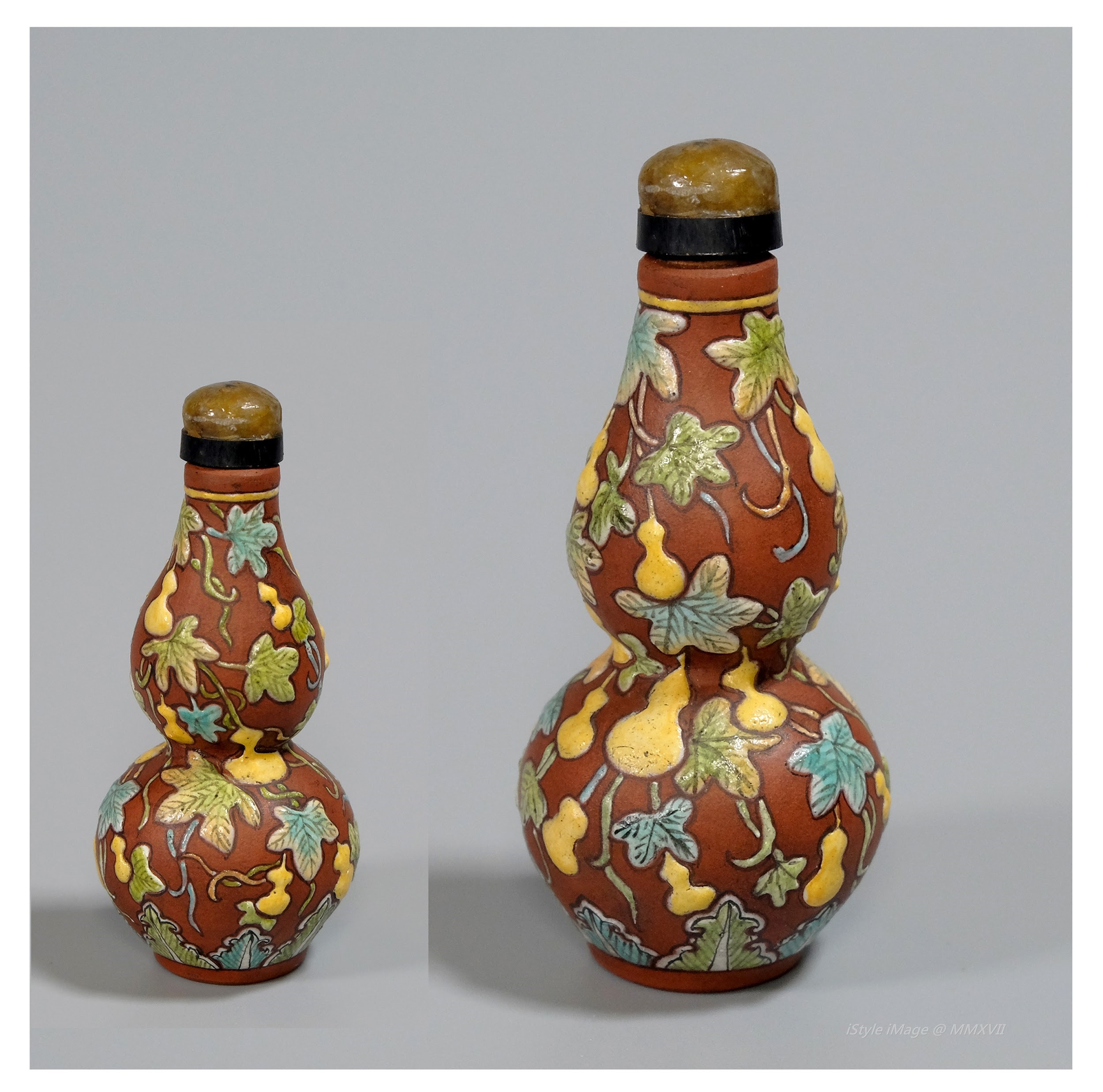 <br><h4>Lot 104 : An interesting and beautiful famille-rose snuff bottle ( Republic period )</h4>
							This interesting and beautiful famille-rose double gourd shaped bottle, slip-decorated on the exterior with double gourds amidst leafy sprays. With brown stone stopper, and spoon.
							<br>Measurements (H) high 6.8 CM,  (W)width 2-3 CM<br><br><br>有趣和美麗的粉彩煙壺  ( 民國時期 )<br>這個有趣和美麗的粉彩葫蘆形煙壺，外面飾有葫蘆在茂盛的葉中。 配棕色石塞子和勺子。<br>尺寸(H)高 6.8 厘米, (W)濶 2 -3 厘米