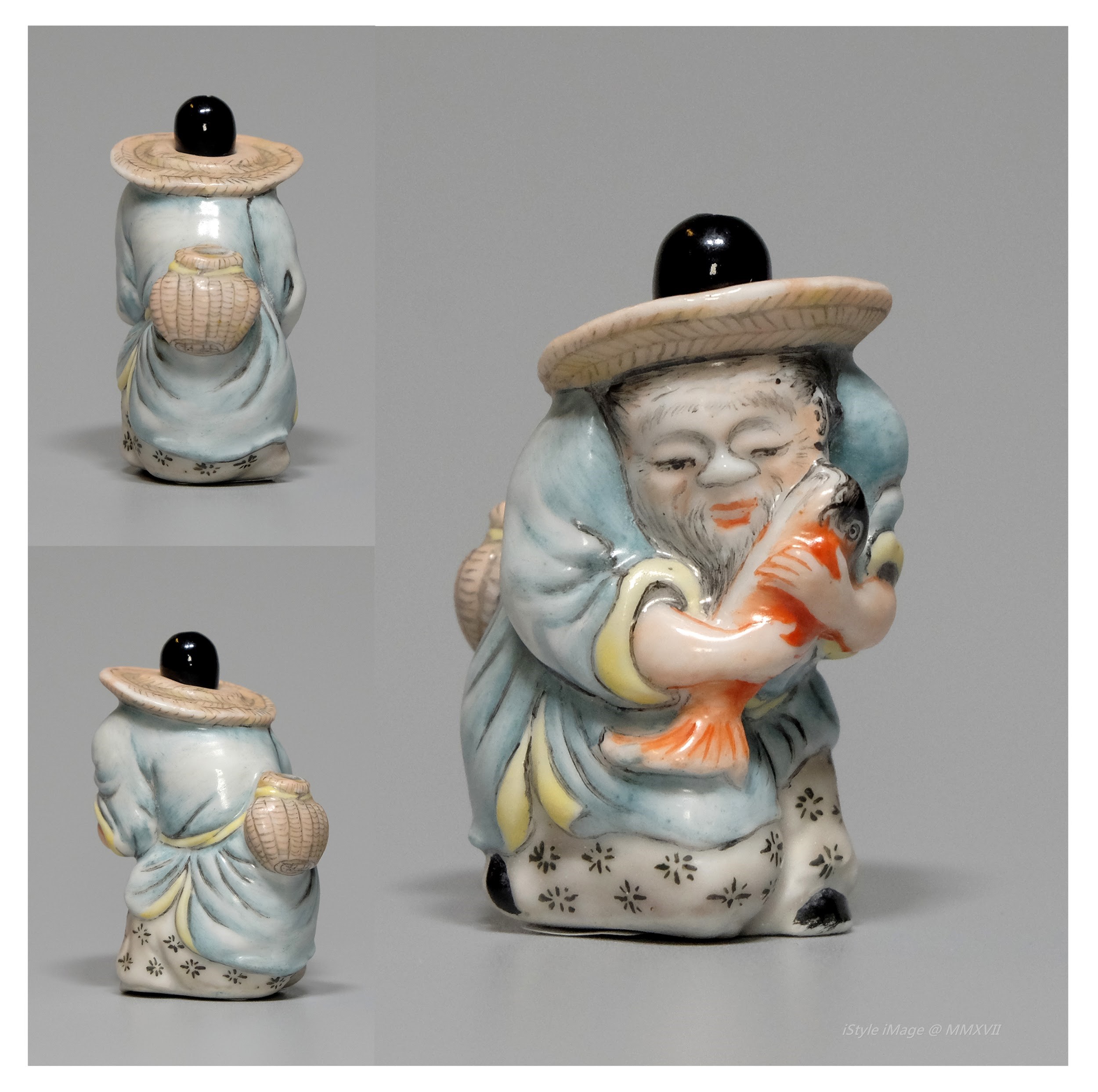 <br><h4>Lot 105 : An exceptional and beautiful under-glazed fishman and fish snuff bottle ( 50's last century )</h4>
							This exceptional and beautiful under-glaze bottle finely make a lifelike blue robe old fishman carried a fish basket on his back and his fish. With black onxy stoppers, and spoon.
							<br>Measurements (H) high 4.5 CM, (T) thick 2.5 CM, (W)width 3.3CM<br><br><br>一個特殊和美麗的釉下彩 '老漁夫和魚' 煙壺  ( 上世紀五十年代 )<br>這款獨特而美麗的釉下彩煙壺，精美生動又立體地表現一個藍色衣服老漁夫，背上攜帶一個魚籃，手抱他的魚。 配黑色安力士石和勺子。<br>尺寸(H)高 4.5 厘米, (T)深 2.5 厘米, (W)濶 3.3 厘米