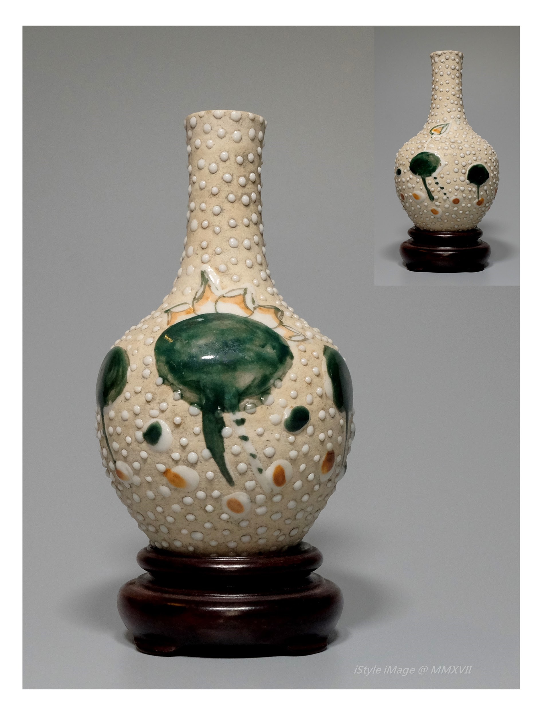 <br><h4>Lot 19 : An unusual famille-verte cobblestone vase (40's last century)</h4>
							This globular body vase rising from a short tapering foot to a tall waisted cylinder neck, enameled around with uneven green and orange glazed splashed on the unusual cobblestone ground.
							<br>Measurements (H) high 11.3 CM, (W)width 7 CM<br><br><br>非凡的五彩鵝卵石花瓶  ( 上世紀四十年代 )<br>這個球形瓶身從一個短漸尖的腳上升到一個高腰的圓柱頸部，周圍不均勻的綠色和橙色釉濺在非常特別的鵝卵石地上。<br>尺寸(H)高 11.3 厘米,  (W)濶7 厘米