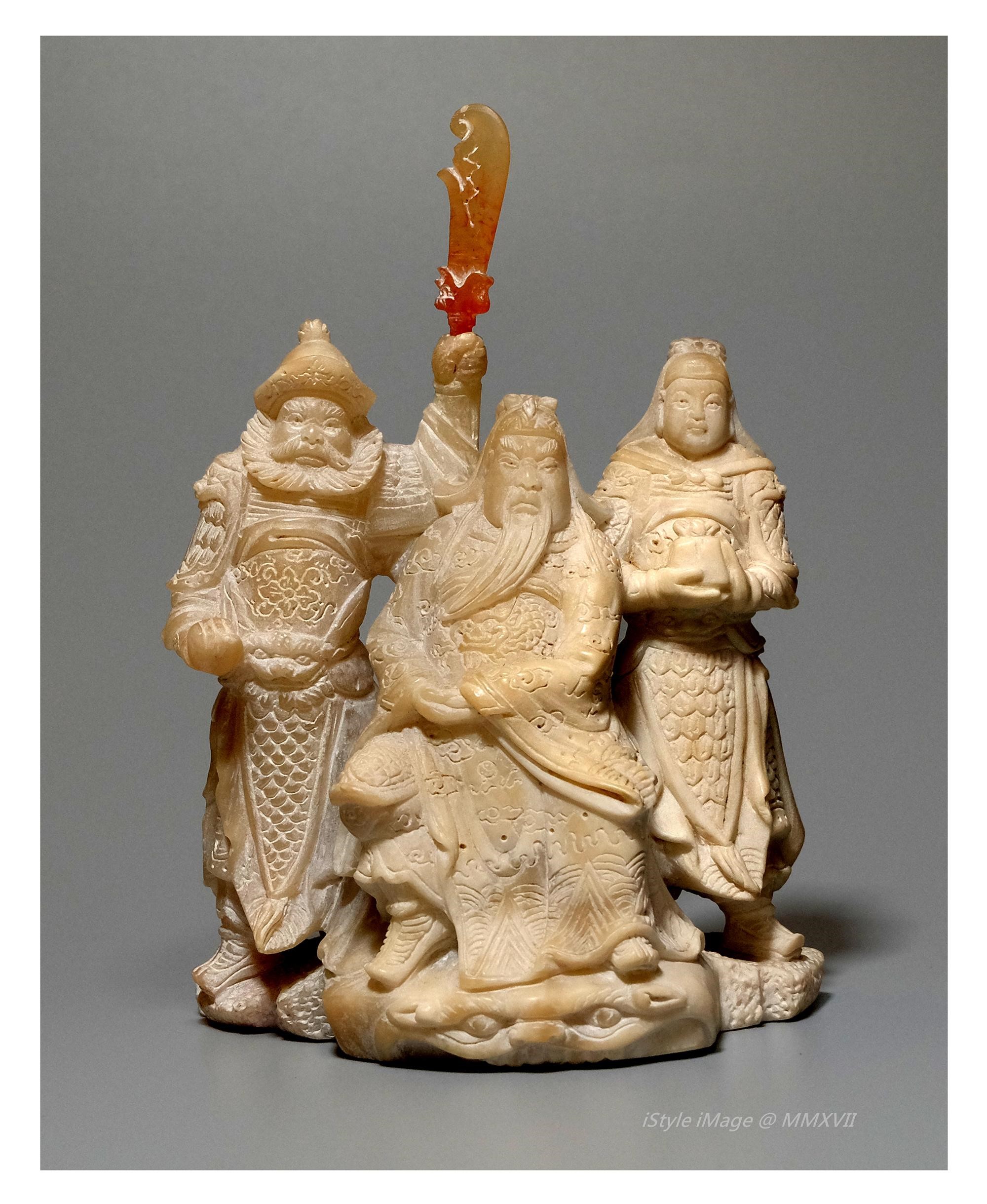 <br><h4>Lot 40 : A well carved respectful 'General Guan' soap stone statue</h4>
							'General Guan' --- a respectful hero and chief military general in Three Kingdoms period, represent to 'loyalty'. This soap stone 'General Guan' statue, very well craved 'General Guan' seated depicted enthroned with stern expression and teasing at his beard as he holds forth a scroll historical book ''Chūnqiū'', his two military assistance, one to hold 'Guan' lance, another one to hold Guan's official chop. This is a very good craving about 'General Guan' together with his two military assistance, and so many detail work. The 'Guan' lance can detachable.
							<br>Measurements (H) high 16 CM, (T) thick 6 CM, (W)width 10.5 CM<br><br><br>雕工莊重的滑石關公侯像<br>關公侯---三國英雄人物，代表忠義。滑石雕像的關公侯坐著，捧著鬍子，莊重的閱讀 '春秋' ， 他的兩個左右手，一個拿著關刀，另一個捧著官印。這是非常好的作品，有 '關公侯' 與他的兩個左右手的細節。 關刀可以拆出。<br>尺寸(H)高 16 厘米, (T)深 6 厘米,  (W)濶10.5 厘米