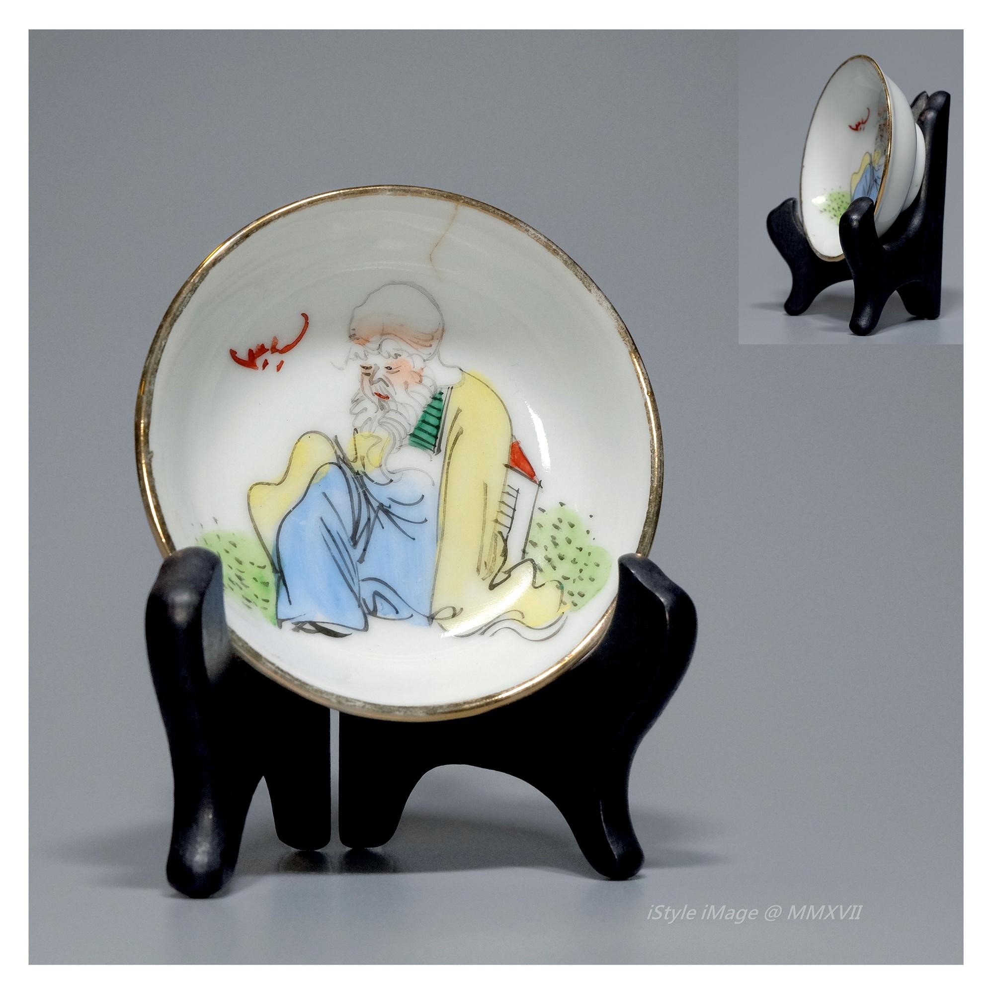 <br><h4>Lot 45 : An interesting famille-rose 'Shou' and red bat (means great fortune) dish</h4>
							The dish enameled a 'Shou' to the center and a flying red bat (means great fortune), and gilt the dish rim.
							<br>Measurements (T) thick 2.2 CM, (w)width 6.5 CM<br><br><br>一個有趣的粉彩壽星紅蝠(鴻福)碟<br>碟中心粉彩畫著一個壽星和一紅色飛蝙蝠（意味著好運），碟邊並鍍金。<br>尺寸  (T)深2.2 厘米 ,  (W)濶6.5 厘米