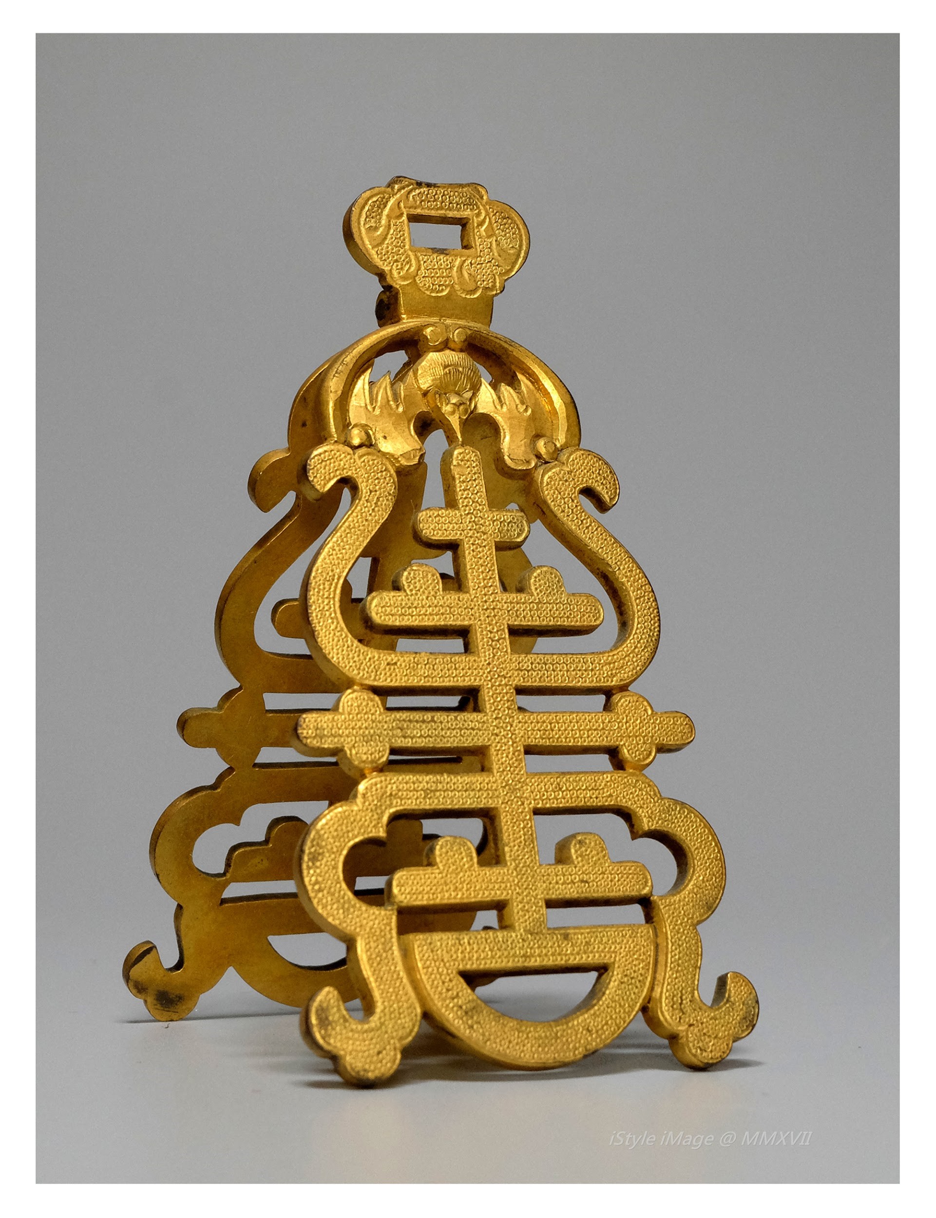 <br><h4>Lot 56 : An usual writing desk gilt metal display object</h4>
							Very seldom can find writing desk gilt metal display object, two 'Shou' (means Longevity) characters joining together in a ladder form.  
							<br>Measurements (H) high 9 CM, (T) thick 0.5 CM, (W)width 4.5CM<br><br><br><br>鍍金金屬“壽”（意味著長壽）字書桌擺設<br>中國文化很少見書桌用金屬擺設，這擺設用兩個“壽”（意味著長壽）字以梯形形式連接在一起。<br>尺寸(H)高 9 厘米, (T)深0.5 厘米 , (W)濶4.5 厘米