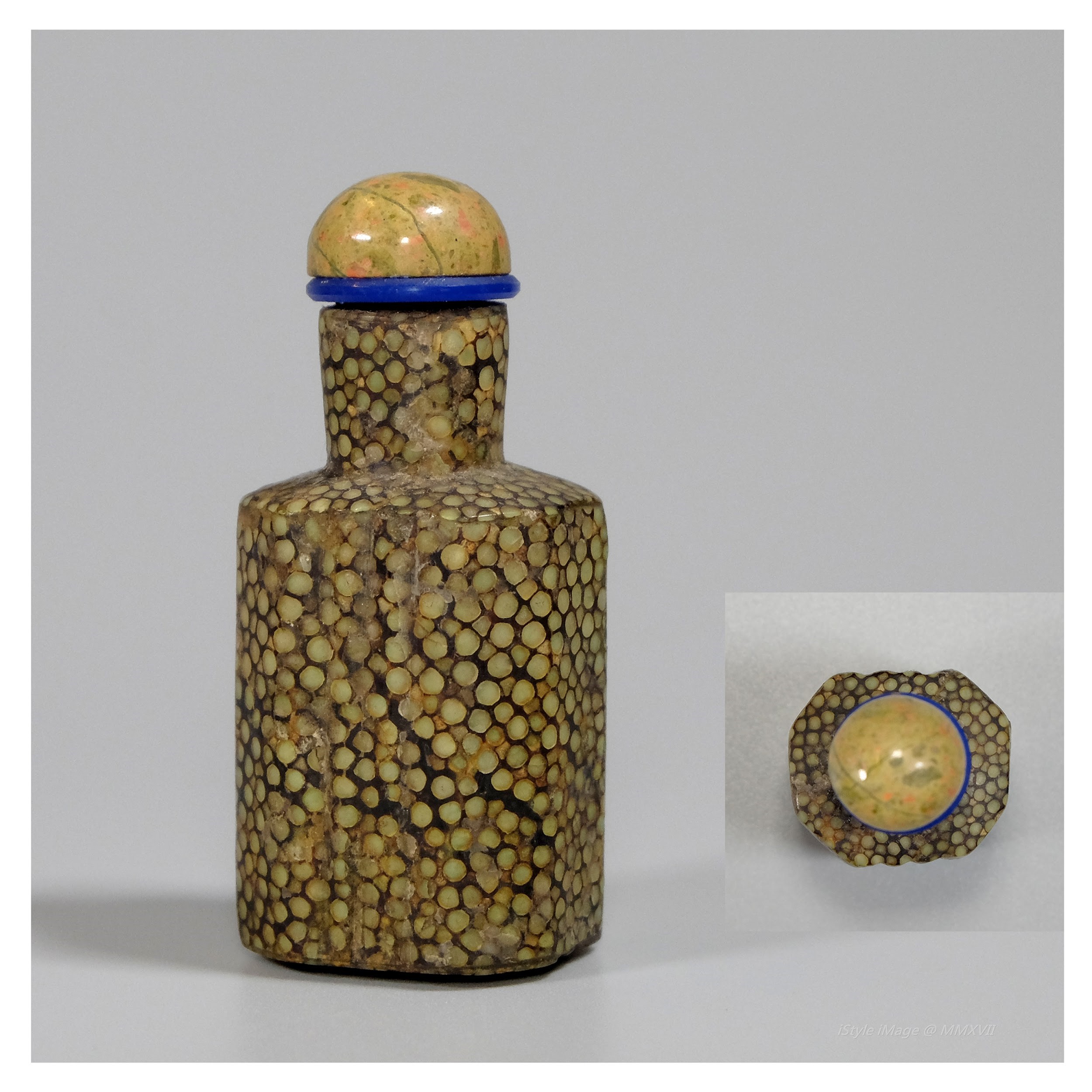 <br><h4>Lot 63 : An unusual and classic serpentine-glazed octagonal snuff bottle (70's last century)</h4>
							This unusual and classic serpentine-glazed bottle in octagon shaped, with wood stone stoppers, and spoon.
							<br>Measurements (H) high 5.4 CM,  (W)width 2.5CM<br><br><br>經典特別的蛇紋石釉八角形煙壺  (上世紀七十年代)<br>這八面形蛇紋石煙壺，經典特別，配木紋石塞和勺子。<br>尺寸(H)高 5.4 厘米, (W)濶 2.5 厘米