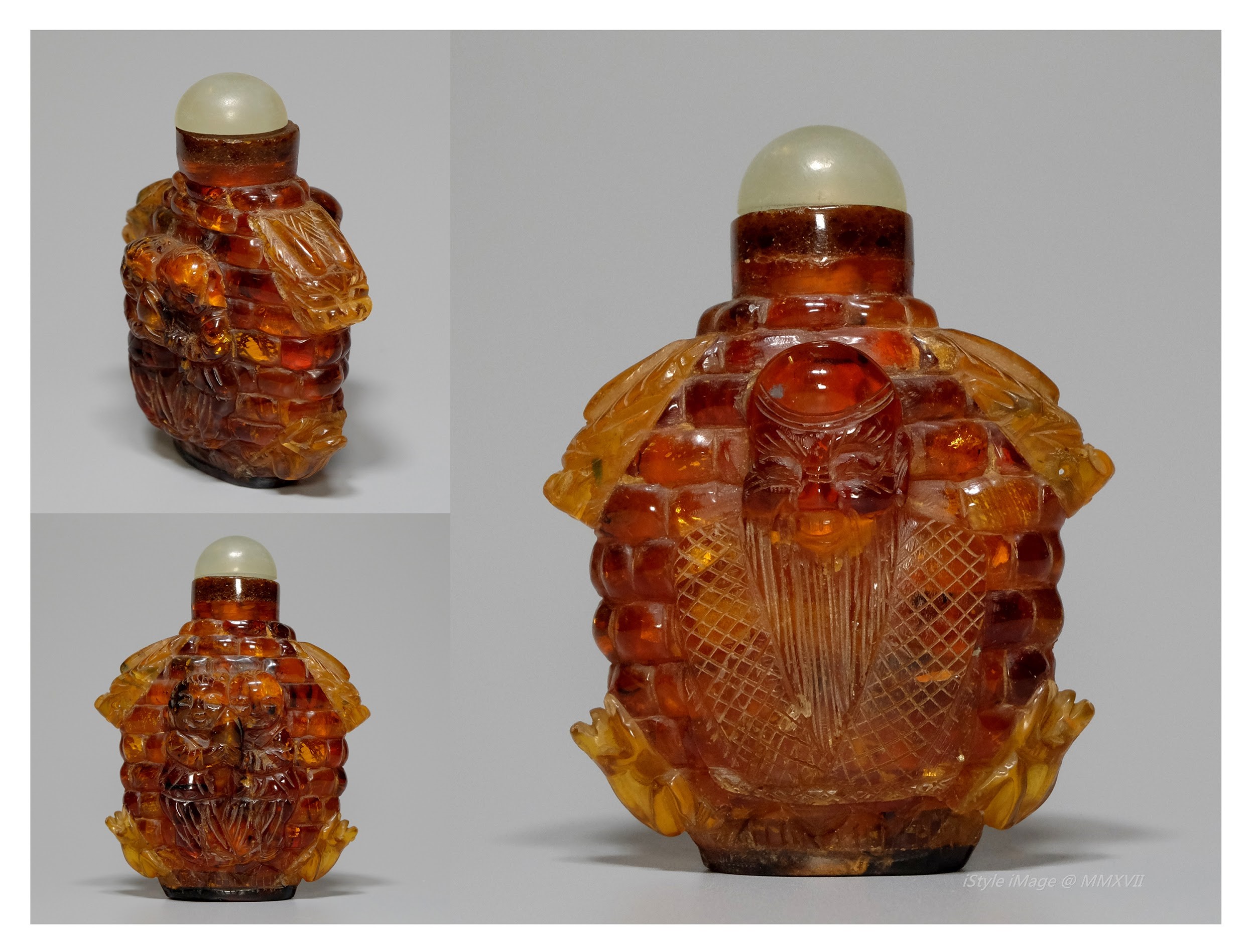 <br><h4>Lot 75 : An unusual and attractive amber snuff bottle  ( Republic period )</h4>
							Of flattened form with applied four dragon heads in same colour same texture amber on two shoulders and two foots position, one side craved a Shoulao, another side craved two children. The craving means to receive longevity, happiness and success. With cabochon moonstone stopper, and spoon.
							<br>Measurements (H) high 8.3 CM, (T) thick 4 CM, (W)width 7 CM<br><br><br>罕見和吸引的琥珀煙壺 ( 民國時期 )<br>扁平的形體，與四個相同顏色相同紋理的琥珀龍頭在兩個肩膀和兩腳位置，一面雕刻一壽星公，另一面雕刻兩個孩子。 呈現長壽，幸福和成功的意義。　配半圓形月光石塞和勺子。<br>尺寸(H)高 8.3 厘米, (T)深 4 厘米, (W)濶7 厘米