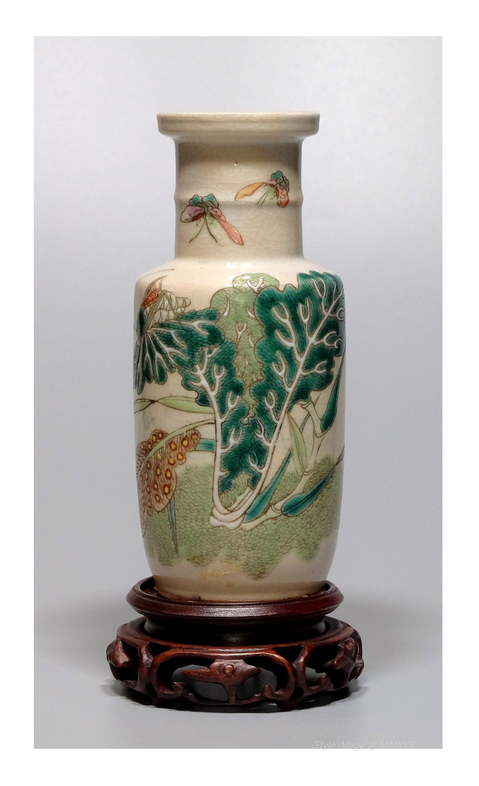 <br><h4>Lot 8 : A famille-rose rouleau vase  ( 50's last century )</h4>
							A famille-rose rouleau vase decorated with butterflies amidst greenish spring buds.
							<br>Measurements (H) high 16 CM, (W)width 7 CM<br><br><br>粉彩燈籠形花瓶  ( 上世紀五十年代 )<br>粉彩燈籠形花瓶繪上蝴蝶飛舞在綠色春芽中。<br>尺寸(H)高 16 厘米,  (W)濶7 厘米
