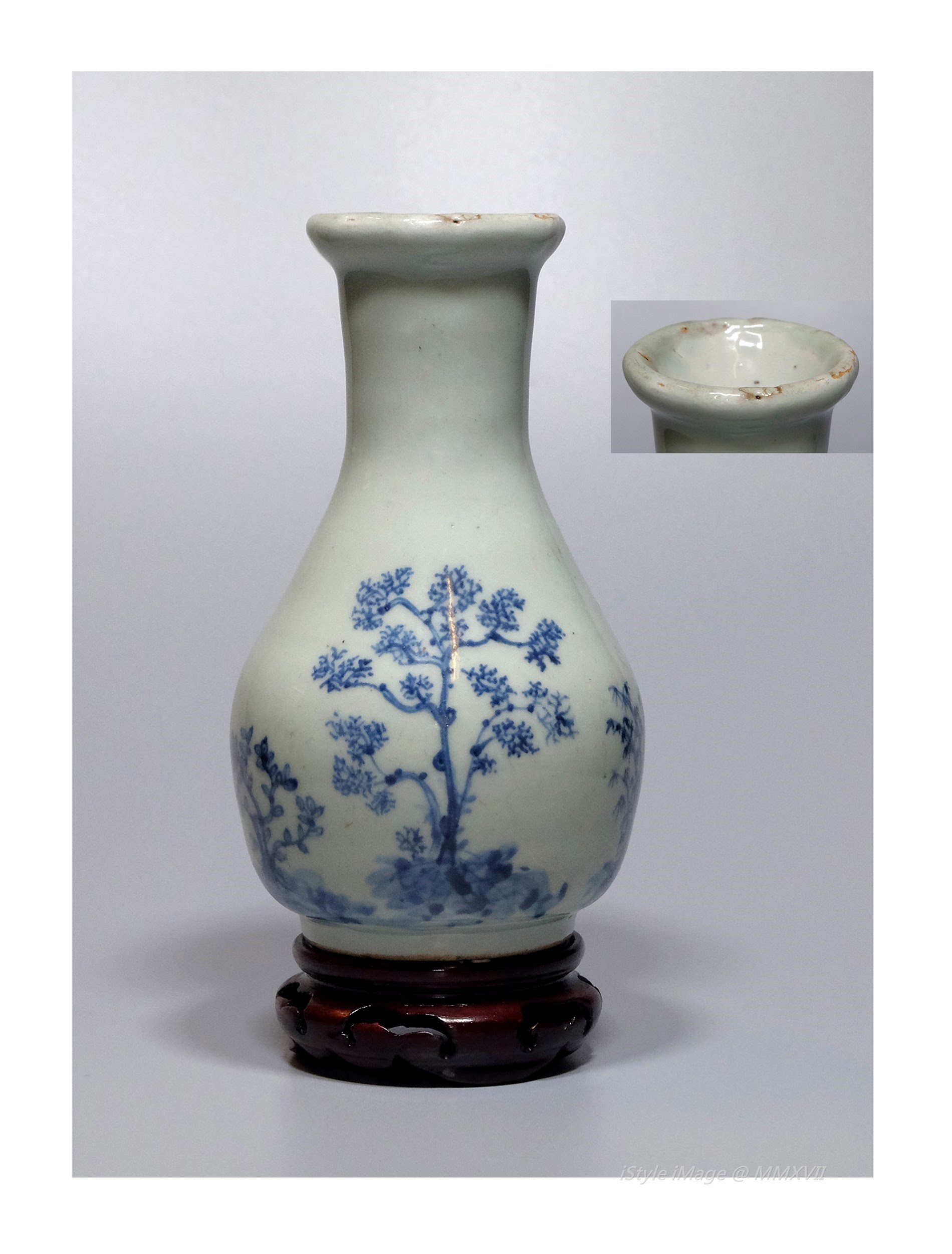 <br><h4>Lot 9 : A blue and white Ming style elegance pear-shaped vase  ( Early 20th century )</h4>
							A pear-shaped form vase, the pear-shaped body gently to an elegant slender neck, enamelled with flowering tree.
							<br>Measurements (H) high 17 CM, (W)width 10 CM<br><br><br>明式青花優雅梨形花瓶  ( 二十世紀初 )<br>梨形的青花花瓶，瓶身輕輕地到優雅細長的瓶口，瓶上搪上開花的樹。<br>尺寸(H)高 17 厘米,  (W)濶10 厘米
