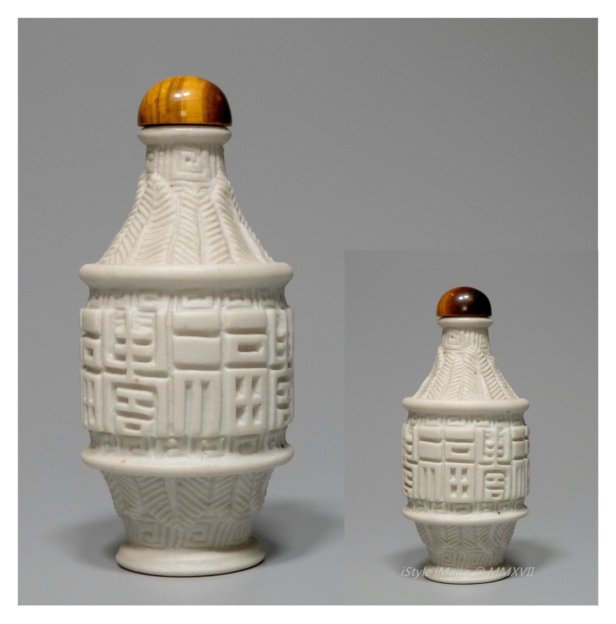 <br><h4>Lot 90 : A  rare creamy colour olive porcelain snuff bottle ( Republic period )</h4>
							Central globular spreading to the top and bottom, carved all around the body with 'Fu' and 'Shou' Chinese characters. With tiger eye stopper, and spoon.
							<br>Measurements (H) high 8 CM, (W)width 3.6 CM<br><br><br>罕見的奶油色欖形瓷煙壺  (民國時期 )<br>中央球狀擴到頂部和底部，用“福”和“壽”字雕刻在壺身周圍。配虎眼石塞和勺子。<br>尺寸(H)高 8 厘米, (W)濶 3.6 厘米