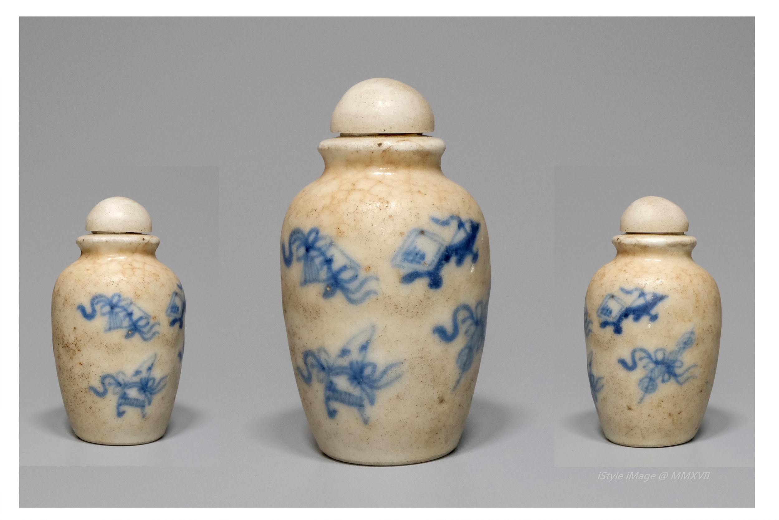 <br><h4>Lot 92 : An interesting blue and white kite snuff bottle ( late Qing dynasty to Republic period )</h4>
							The steep vertical sides curving gently at the shoulders to short neck rim, painted with four kite airborne on an half of the crackle pattern body. With cabochon stone stopper, spoon missed.
							<br>Measurements (H) high 6.6 CM, (W)width 4 CM<br><br><br>有趣的青花風箏煙壺  ( 晚清至民國時期 )<br>陡峭的壺體在肩膀上輕輕地彎曲到短的脖子，四個風箏在半個璧裂紋體上。 配半球形石塞，沒有勺子。<br>尺寸(H)高 6.6 厘米, (W)濶 4 厘米